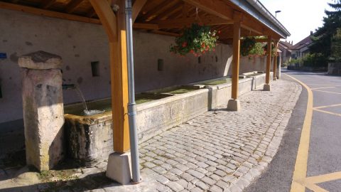 Les trois fontaines historiques du village sont entretenues par M. Tschannen